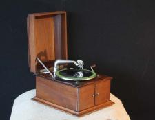 203    Table top 78rpm gramaphone player. Swiss Avonia head set.
In good working condition       $300