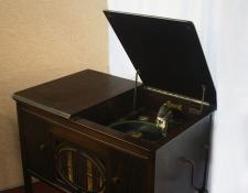 245    Brunswick double console gramophone. In excellent working condition. Features dual neddle pick up head.       $550